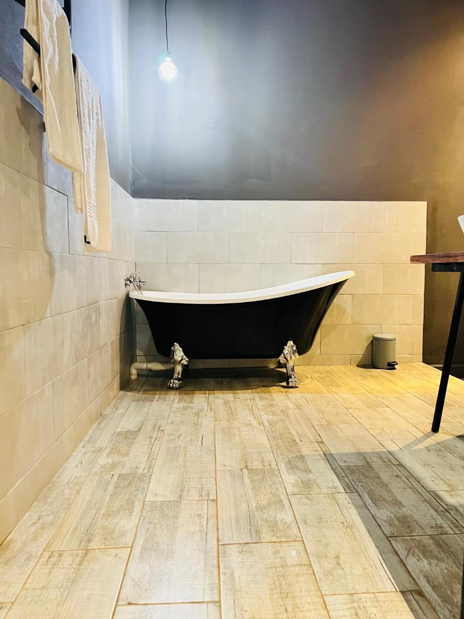The Shed Venue & Boutique Hotel 利隆圭 外观 照片