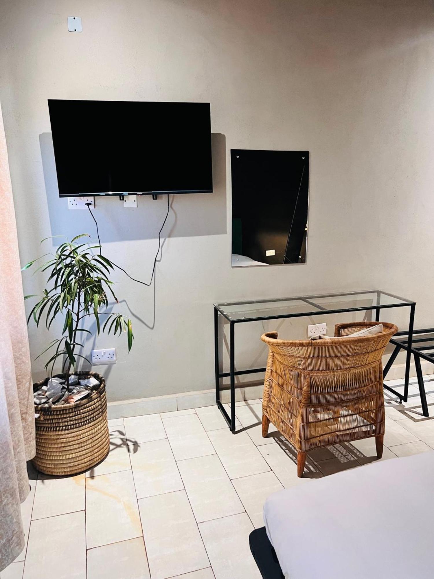 The Shed Venue & Boutique Hotel 利隆圭 外观 照片